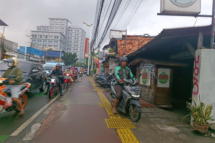 Kemacetan di Jalan Dewi Sartika arah Otista menuju perempatan PGC, Jakarta Timur, Kamis (23/2/2023). Author : kompas.com / Nabilla Ramadhian Caption : Kemacetan di Jalan Dewi Sartika arah Otista menuju perempatan PGC, Jakarta Timur, Kamis (23/2/2023).