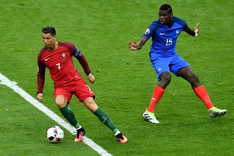Pemain Portugal, Cristiano Ronaldo (kiri), dan pemain Perancis, Paul Pogba, tampil pada laga final Piala Eropa 2016 di Stade de France, Saint-Denis, pada Minggu (10/7/2016) waktu setempat.