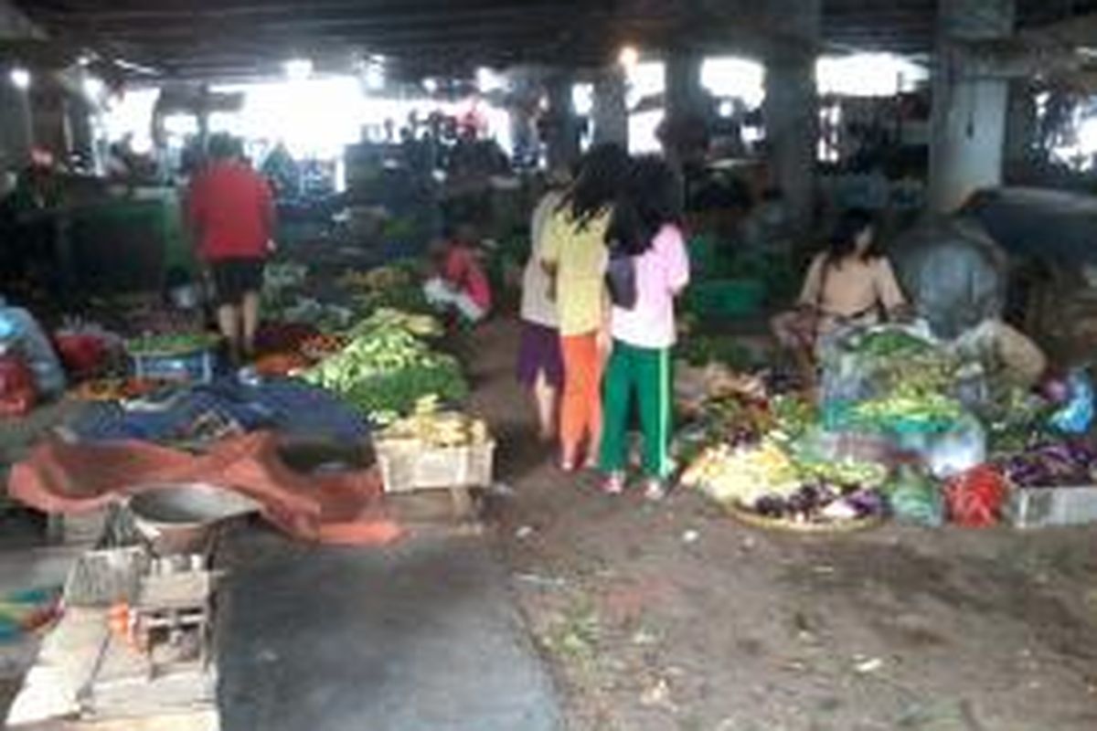Pedagang kaki lima (PKL) yang berjualan di depan dan sekitar Pasar Klender, Jakarta Timur.