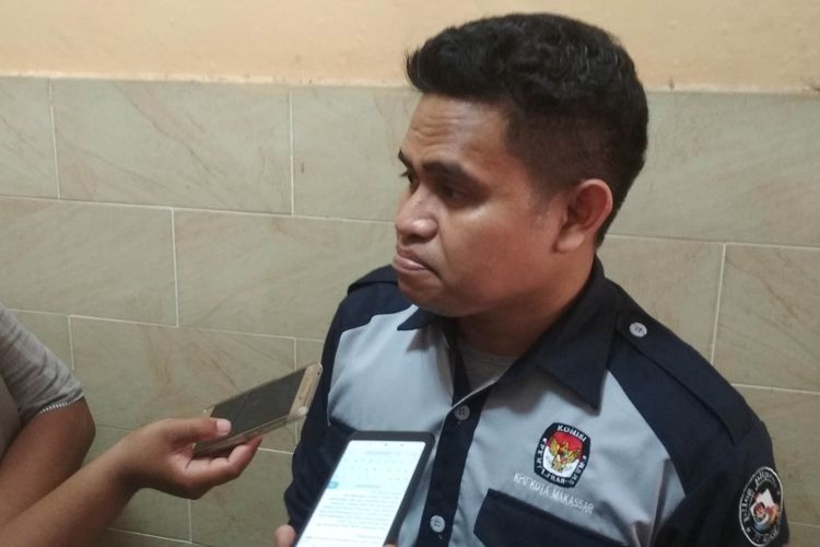 Ketua KPU Kota Makassar Farid Wajdi saat diwawancara di kantor Bawaslu Makassar, Rabu (24/4/2019).