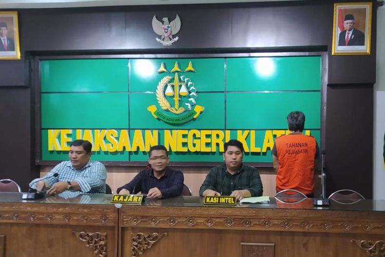 Pers rilis penangkapan buron kasus tindak pidana korupsi dari Pontianak, Kalimantan Barat (Kalbar) tertangkap di wilayah Klaten, Jawa Tengah, Kamis (27/10/2022) malam.