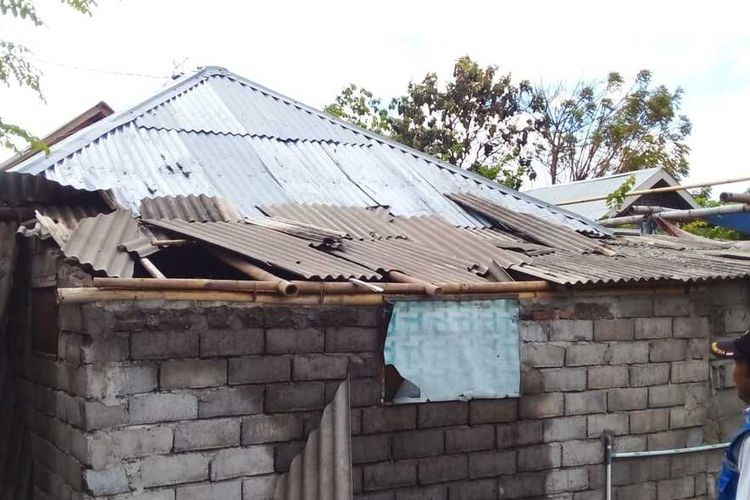 Caption: puting beliung menerjang 9 rumah di Dusun Karang Tunggul, Desa Anyar, Bayang Lombok Utara, Selasa (18/10/2022).