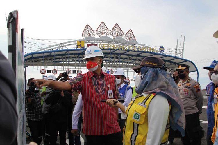 Gubernur Jateng Ganjar Pranowo menjajal Tol Semarang-Demak Seksi 2 sepanjang 16,31 km, Selasa (8/11/2022).