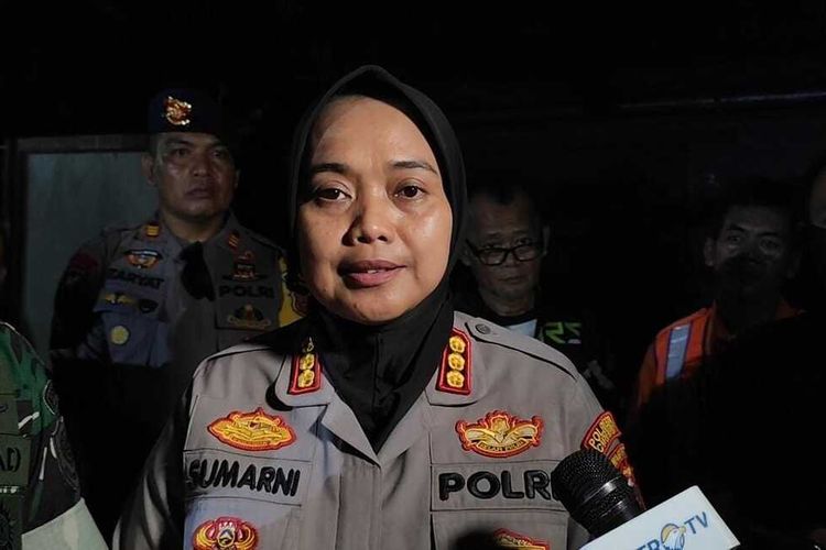 Kombes Pol Sumarni Kapolresta Cirebon memberikan keterangan terkait penanganan kasus musibah longsor gunung kuda di Kabupaten Cirebon pada Sabtu (31/5/2025) malam