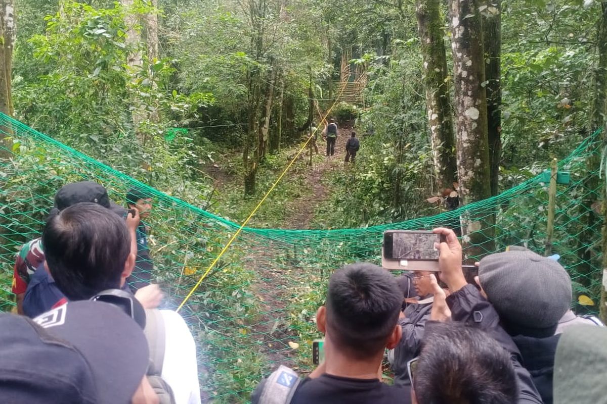 Para tamu undangan menunggu macan tutul jawa yang dilepasliarkan setelah pintu kandang dibuka dalam acara pelepasliaran macan tutul jawa di TWA Kamojang, Rabu (7/12/2022)