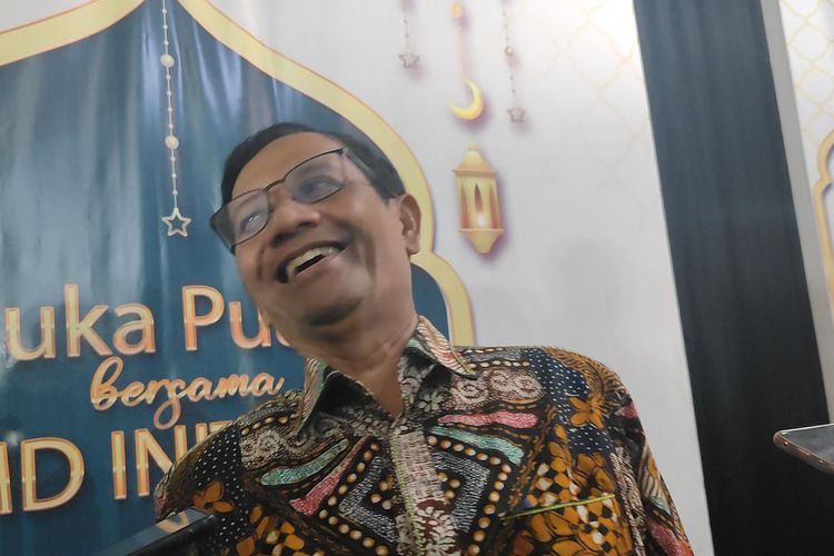 Calon wakil presiden nomor urut 3 Mahfud MD ditemui di kawasan Senen, Jakarta Pusat, Rabu (3/4/2024).