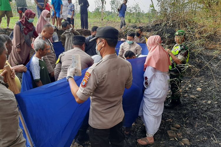 Aparat Polsek Sawoo melakukan olah tempat kejadian perkara tewasnya Tukirah (68) yang terbakar sampah yang dibakarnya sendiri di kebun milik korban di Desa Grogol, Kecamatan Sawoo, Kabupaten Ponorogo, Jawa Timur
