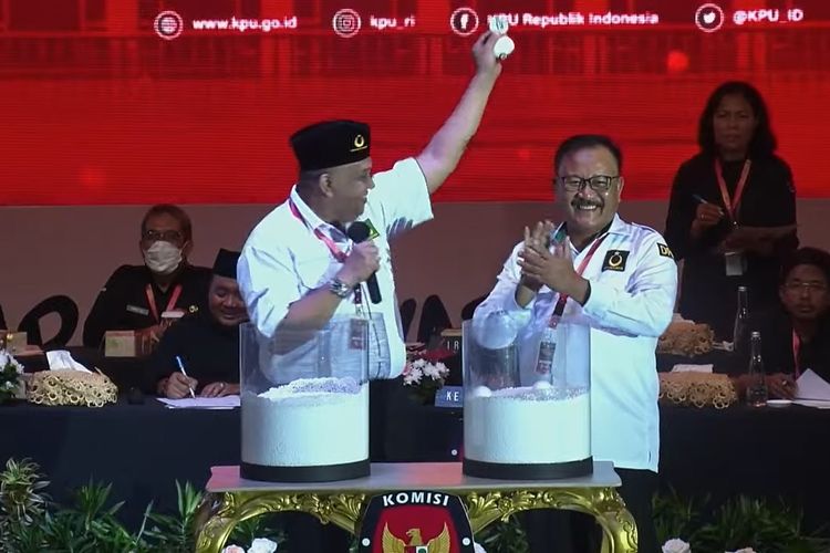 Partai Bulan Bintang (PBB) mendapat nomor urut 13. Pengundian nomor urut partai politik peserta Pemilu 2024 dilangsungkan di kantor KPU RI, Rabu (14/12/2022).