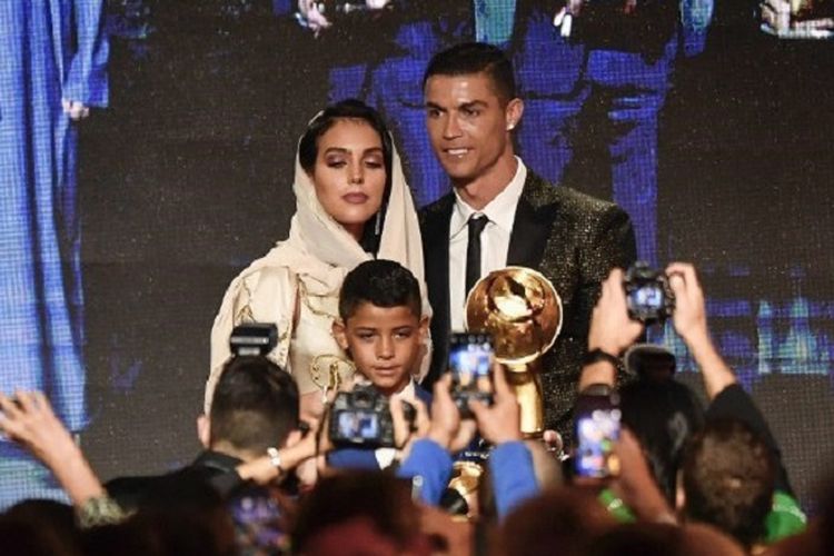 Cristiano Ronaldo bersama istri, Georgina Rodriguez, dan anaknya, Cristiano Jr, hadir pada acara Dubai Global Soccer Awards, 3 Januari 2019. 