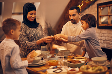 5 Tradisi Unik Dunia Saat Ramadhan, Bunyi Meriam hingga Makanan Lokal