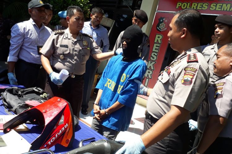 Wahyu Irawan, warga Comal, Kabupaten Pemalang pelaku pemerasan PNS di Kabupaten   Semarang ketika gelar perkara di Polres Semarang, Rabu (23/8/2017) siang.