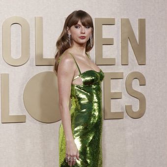 Taylor Swift saat menghadiri penghargaan Annual Golden Globe Awards ke-81 di The Beverly Hilton, California, Amerika Serikat, pada Minggu (7/1/2024).