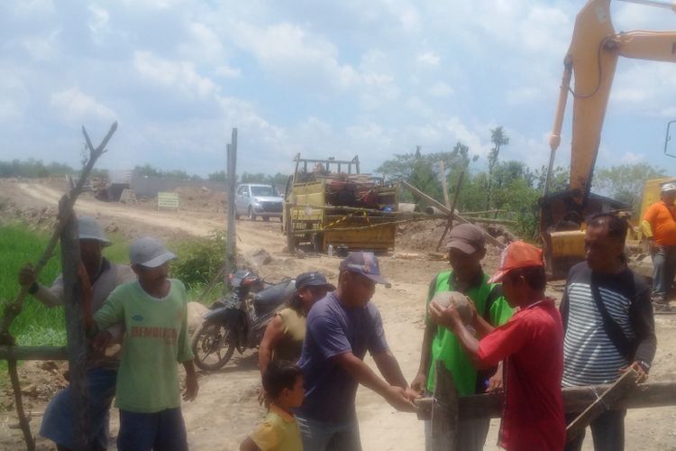 Ilustrasi blokade jalan akses jalan menuju lokasi proyek tol Solo-Kertosono.