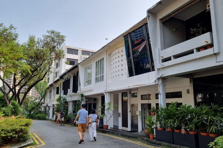Warga melintasi perumahan Emerald Hill di Singapura, Sabtu (7/10/2023).