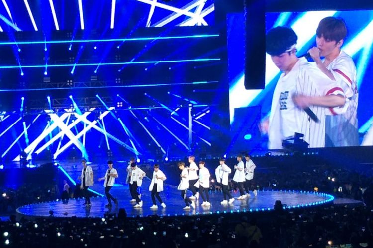 Boyband K-pop Wanna One menggelar konser One: The World di Indonesia Convention Exhibition, BSD City, Tangerang, Minggu (15/7/2018).