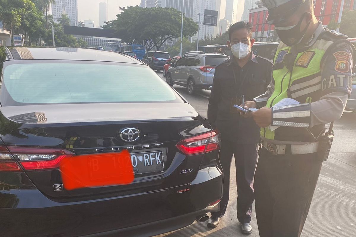Polisi lalu lintas menilang kendaraan berpelat khusus yang melanggar lalu lintas di wilayah DKI Jakarta.