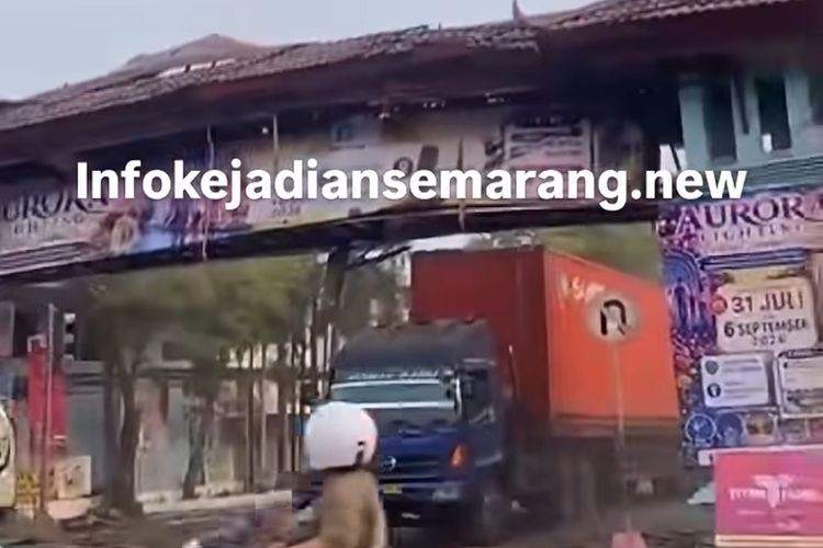Video Viral Gapura Anjasmoro Semarang Runtuh dan Puing Berjatuhan Usai Diseruduk Truk Kontainer, Sopir Diburu