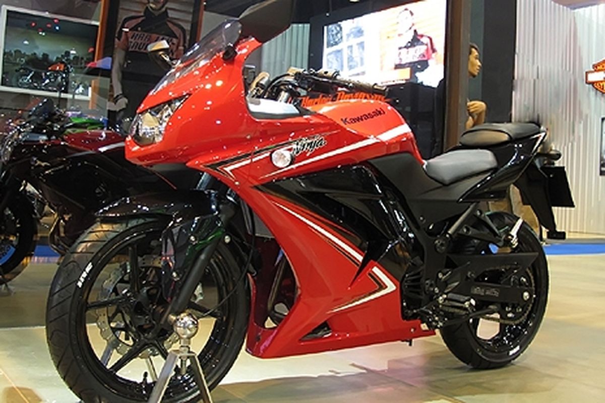 Ninja 250R tampil lebih sporty dengan warna  'two tone'