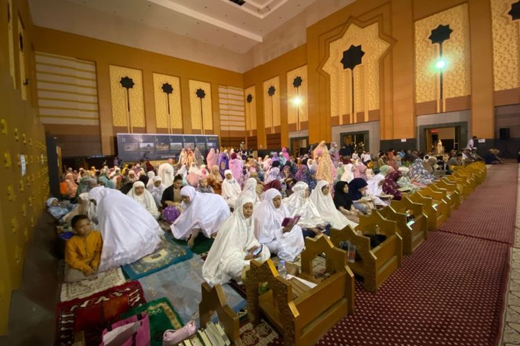 Suasana salat maghrib di Masjid Jakarta Islamic Center (JIC) Jakarta Utara. Selasa (13/3/2024)