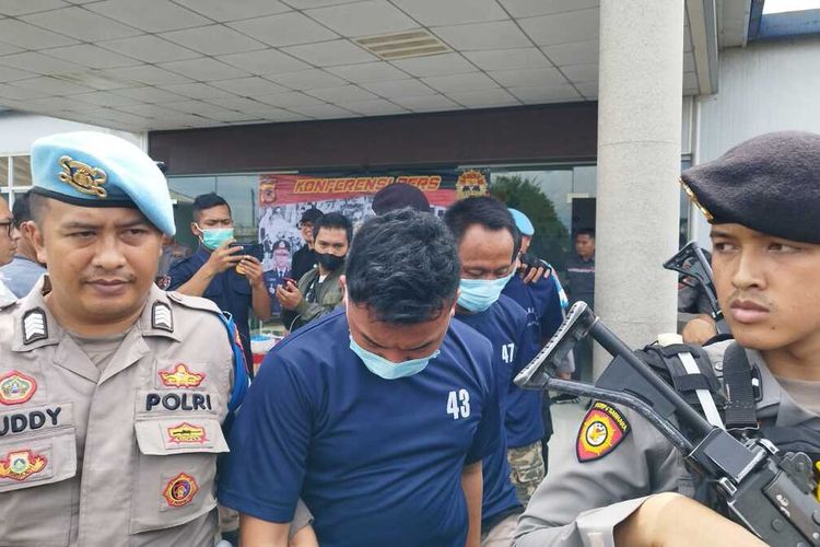 Jajaran Polresta Bandung ungkap kasus pencuriam besi bekas di proyek Kereta Api Cepat Indonesia China (KCIC) di Stasiun Tegalluar, Kabupaten Bandung, Jawa Barat pada Sabtu (6/5/2023)