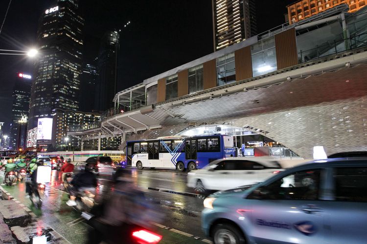 Halte Transjakarta Bundaran Hotel Indonesia, Jakarta, Selasa (11/10/2022). Meski sudah beroperasi namun pembangunan halte ini ditargetkan akan selesai pada bulan November 2022 mendatang.