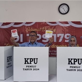 Menteri Perdagangan (Mendag) Zulkifli Hasan bersama istrinya, Suraya, melakukan pencoblosan di TPS 179 Cipinang, Jakarta Timur, Rabu (14/2/2024).