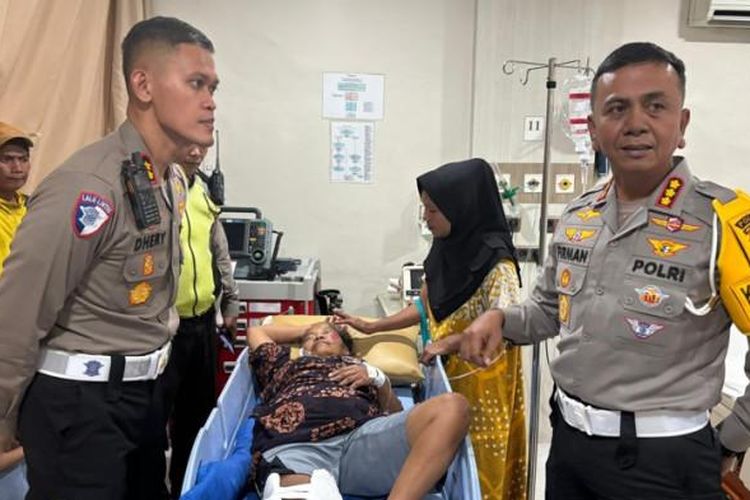 Dirlantas Polda Sumut Kombes Firman Darmansyah (kanan) dan Kasat Patroli Jalan Raya (PJR) Polda Sumut AKBP Dhery (kiri) menjenguk Rodiah (70), nenek yang ditabrak ditabrak personel polisi, Kamis (17/7/2025). Firman menyampaikan permohonan maaf atas insiden tersebut. 


