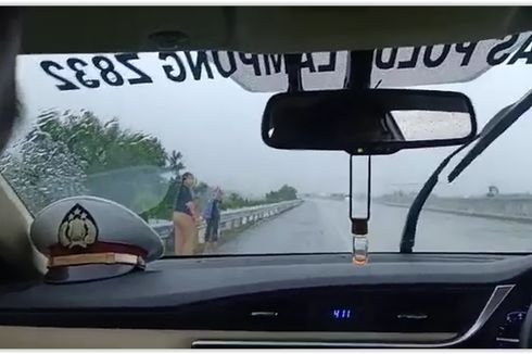 Polisi Temukan Ibu dan 2 Anak Menangis serta Jalan Kaki di Tol Saat Hujan Lebat, Ini Penyebabnya