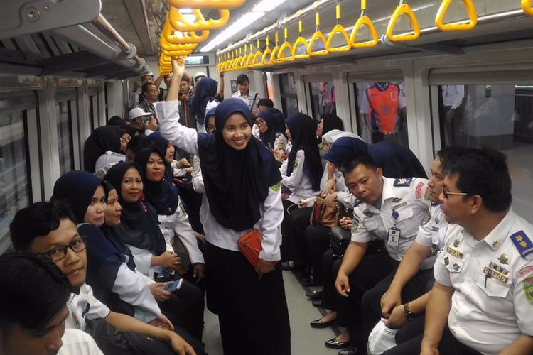 ASN dari Dishub Sumsel ikut dalam uji coba operasional LRT Palembang, Sumatera Selatan, Senin (23/7/2018).