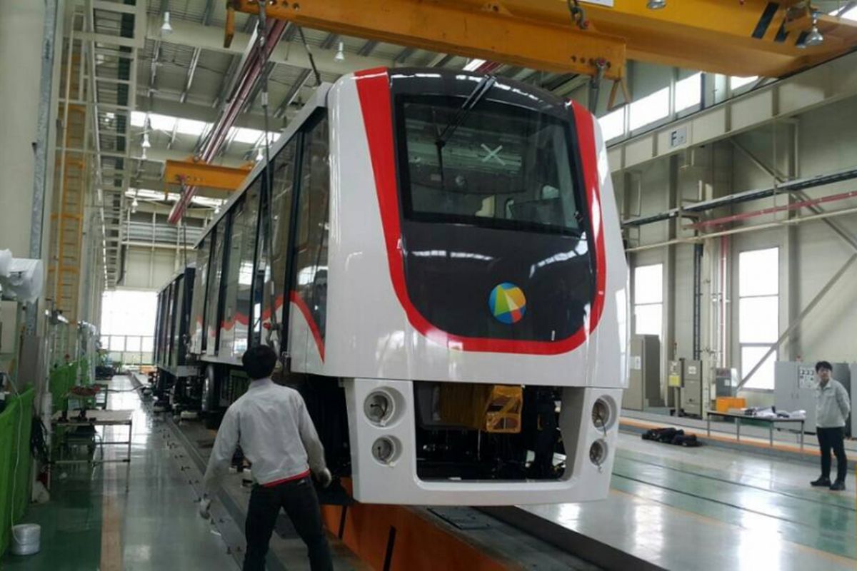 Tampak salah satu gerbong dari skytrain yang akan digunakan di Bandara Soekarno-Hatta, Tangerang, pertengahan tahun 2017. Skytrain dioperasikan untuk mengakomodasi perpindahan penumpang dari satu terminal ke terminal lainnya.