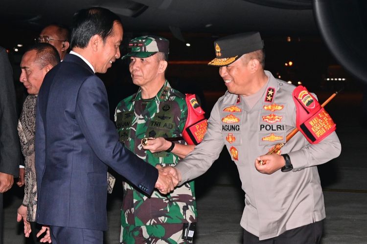Presiden Joko Widodo saat mendarat di Bandar Udara Internasional Kualanamu, Kabupaten Deli Serdang, Provinsi Sumatra Utara, sekitar pukul 05.30 WIB, Jumat (25/8/2023). 