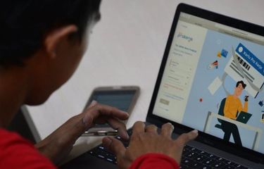 Warga mencari informasi tentang pendaftaran program Kartu Prakerja di Jakarta, (20/4/2020).