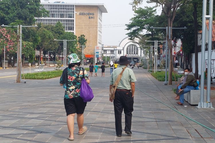 Pengunjung memanfaatkan akses jalur pedestrian yang berada di antara Stasiun Jakarta Kota dan kawasan Wisata Kota Tua Jakarta, pada Senin (22/8/2022). 