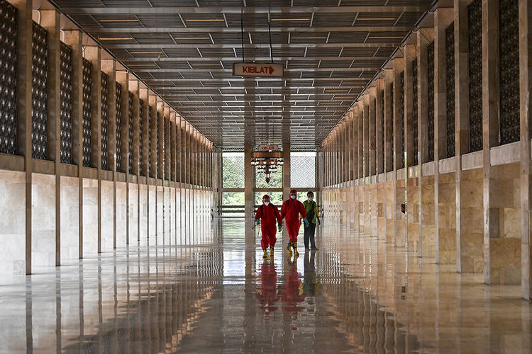 Petugas pemadam kebakaran dan penyelamatan DKI Jakarta menyemprotkan disinfektan di Masjid Istiqlal Jakarta, Rabu (3/6/2020). Penyemprotan tersebut sebagai upaya mencegah penyebaran virus corona (COVID-19) di rumah ibadah jika nantinya kembali dibuka untuk umum saat pemberlakuan tatanan hidup normal baru (new normal).