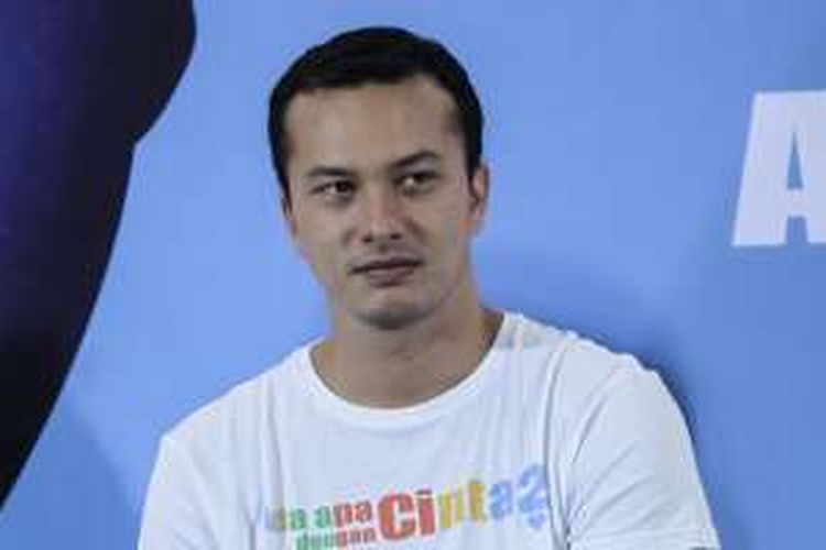 Nicholas Saputra, pemain film Ada Apa dengan Cinta? 2, hadir pada konferensi pers di Jakarta, Senin (25/4/2016). Film drama romantis arahan sutradara Riri Riza ini akan tayang di bioskop mulai 28 April mendatang.