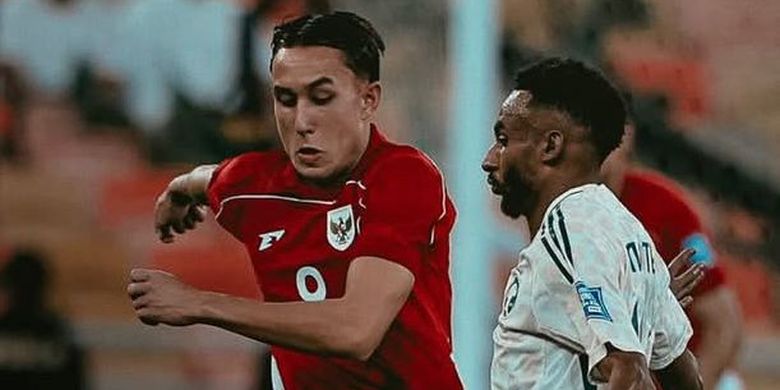 Pemain timnas Indonesia Miliano Jonathans saat laga pertama putaran keempat Kualifikasi Piala Dunia 2026 Zona Asia melawan Arab Saudi di Stadion King Abdullah Sports City, Jeddah, Kamis (9/10/2025) dini hari.