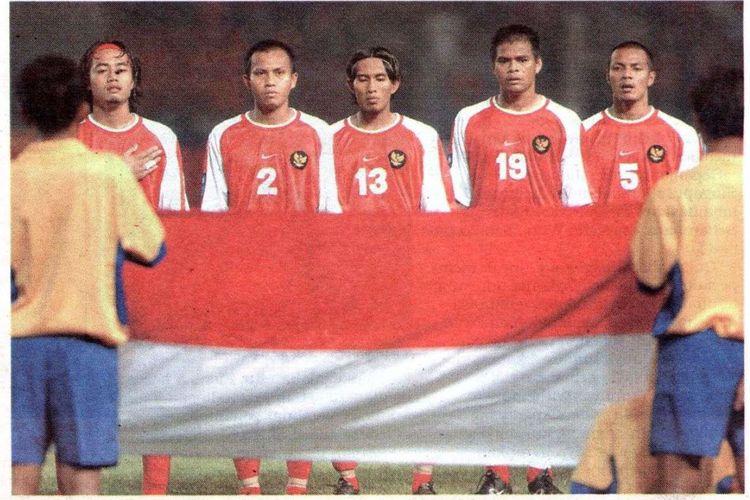 Para pemain timnas Indonesia, Gendut Doni, Agung Setyabudi, Budi Sudarsono, Nur'Alim, dan Bejo Sugiantoro menyanyikan lagu Indonesia Raya jelang laga Piala AFF 2002 kontra Filipina di Stadion Gelora Bung Karno, Jakarta, pada 23 Desember 2002.