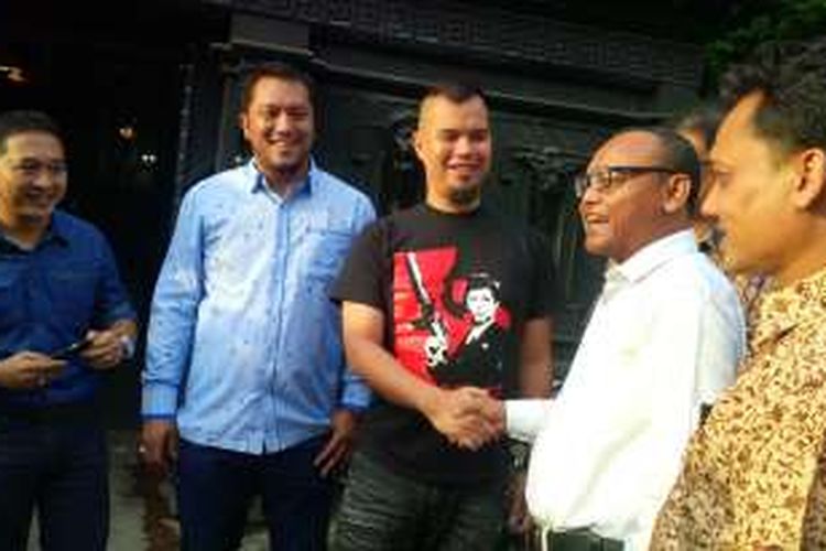 Ahmad Dhani (tengah) menerima Pengurus DPP Partai Gerindra DKI Jakarta, di Jalan Pinang Mas II, Pondok Indah, Jakarta Selatan, Kamis (1/10/2015).