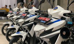 Perusahaan Ini Serahkan Motor Listrik untuk Kendaraaan Dinas Dishub DKI