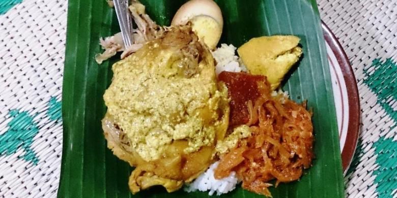 Nasi Ayam khas Semarang ini lengkap dengan potongan telur rebus berbumbu, tahu opor, sayur labu manis dengan krecek, dan suwiran ayam, diguyur kuah opor kuning.