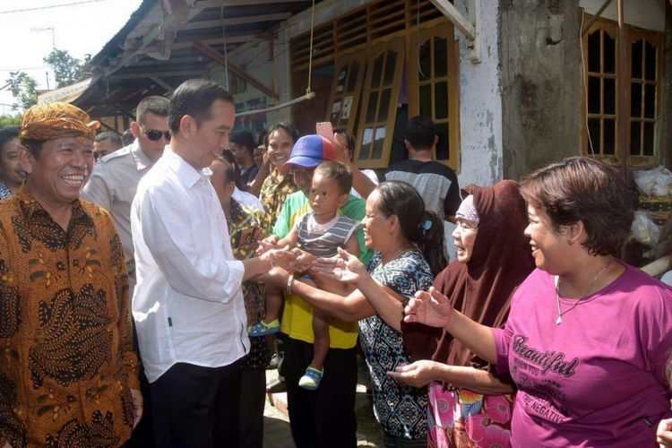 Presiden Jokowi bersalaman dengan warga Bangunharjo, Kelurahan Gandekan, Kecamatan Jebres, Kota Solo disela-sela kunjungan mudik di kampung halamannya.