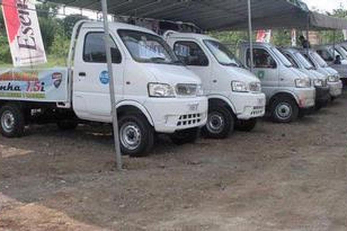 Esemka - Berbagai mobil Esemka karya para siswa Sekolah Menengah Kejuruan (SMK) dari berbagai daerah di Indonesia saat dipamerkan di Solo Techno Park, Solo, Jawa Tengah, Sabtu (10/11/2012). Mobil Esemka Rajawali dan Esemka Bima saat dipamerkan di Solo Techno Park, Solo, Jawa Tengah, Sabtu (10/11/2012). Dua jenis di antaranya telah mengantongi sertifikati uji tipe kendaraan dan lolos uji emisi sehingga bisa diproduksi massal, yakni Esemka Rajawali dan Esemka Bima.