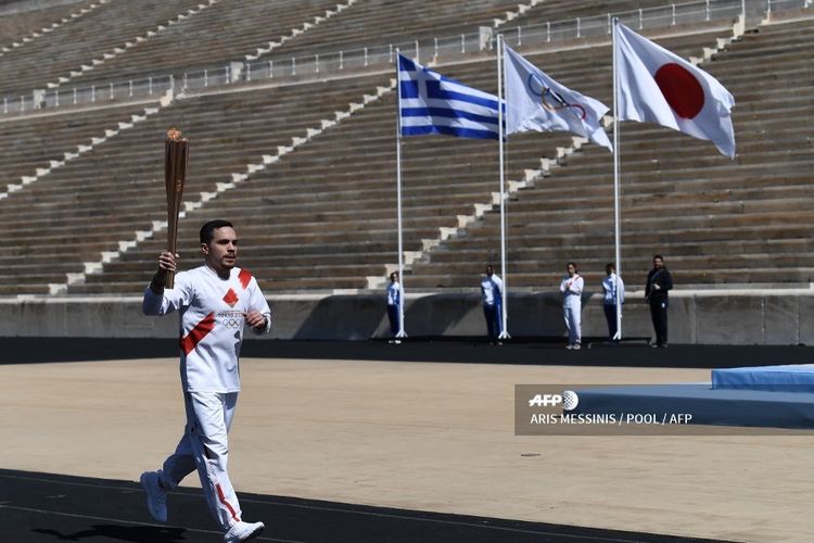 Obor Olimpiade diarak pada acara penyerahan api Olimpiade untuk Olimpiade Tokyo 2020 pada 19 Maret 2020. Seremoni diadakan tanpa penonton sebagai langkah pencegahan dari penyebaran virus corona.