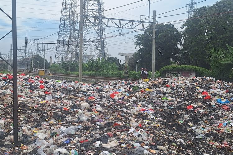 Warga pilih bakar sampah yang menumpuk di rel kereta api demi kurangi bau.