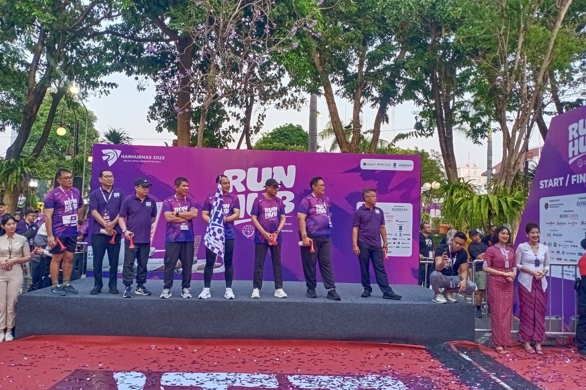 Menteri Perhubungan Budi Karya Sumadi, Wali Kota Surabaya Eri Cahyadi dan Pemimpin Redaksi Harian Kompas Sutta Dharmasaputra saat membuka event RUN HUB 2023 di Balai Kota Surabaya, Minggu (8/10/2023).