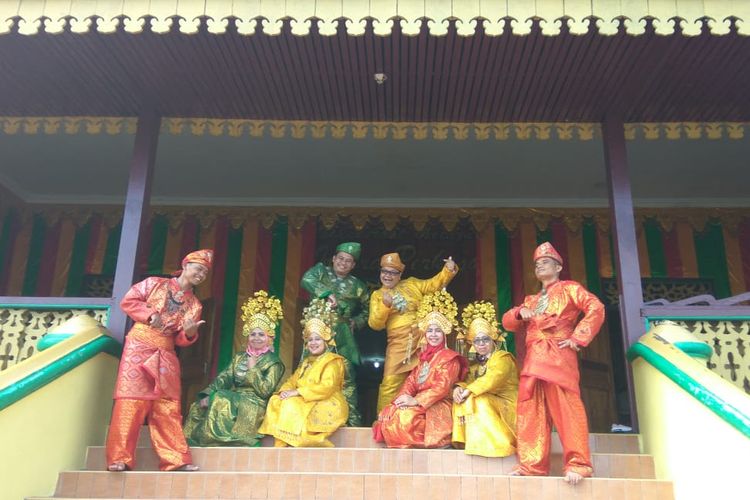 peserta paket wisata Traditional Dress Experience di Pulau Penyengat