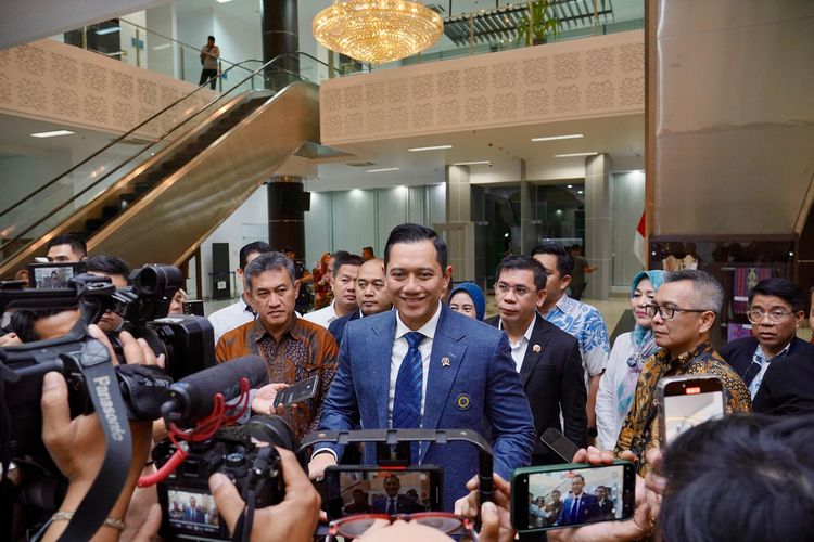 Menteri Agraria dan Tata Ruang/Kepala Badan Pertanahan nasional (ATR/BPN) Agus Harimurti Yudhoyono, tiba di Bandara Sultan Aji Muhammad Sulaiman (SAMS) Sepinggan, Balikpapan, Kamis (12/9/2024).