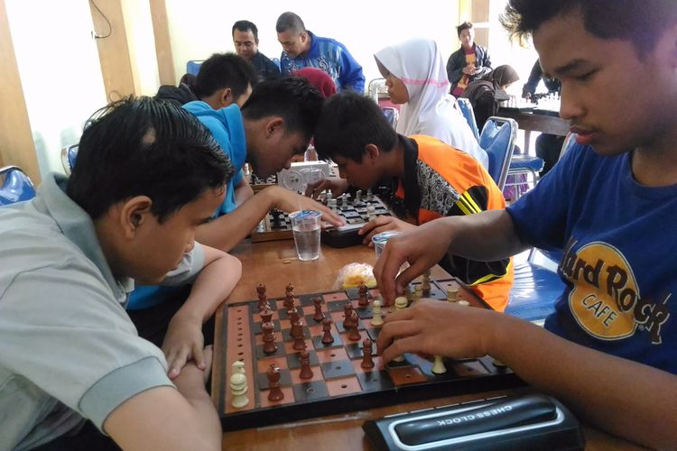 Siswa tunanetra bermain catur tunanetra dengan standar sistem dan papan catur internasional di aula Sekolah Luar Biasa (SLB) Yayasan Kesejahteraan Tunanetra Islam (Yaketunis),  Jalan Parangtritis, Kelurahan Mantrijeron, Kota Yogyakarta, Minggu (13/8/2017).