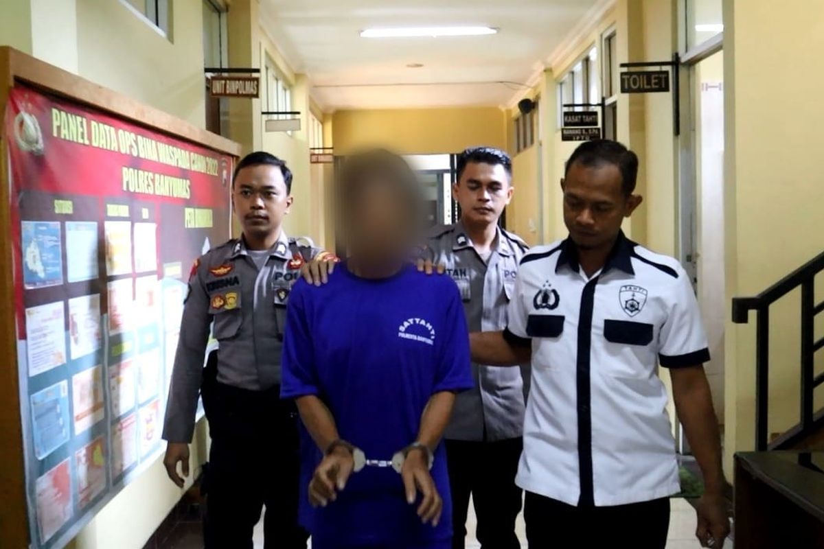 Tersangka pencabulan berinisial S (49) diamankan di Mapolresta Banyumas, Jawa Tengah.