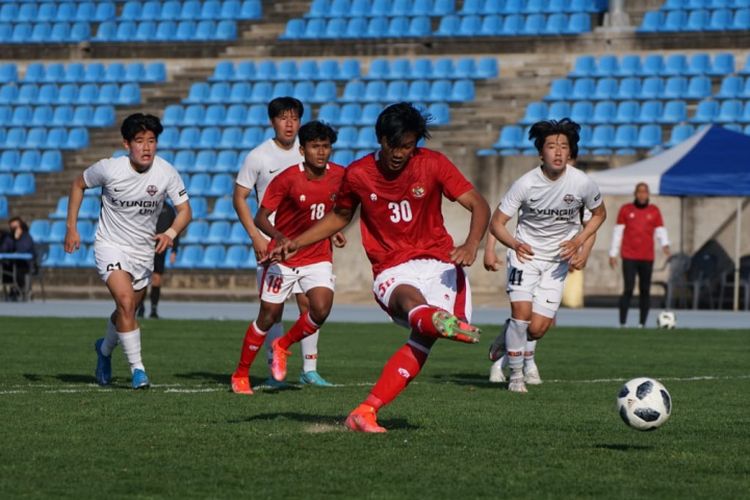 Pemain timnas U19 Indonesia, Rabbani Tasnim Siddiq, mencetak gol ke gawang Kyungil University dalam laga uji coba, Kamis (7/4/2022).